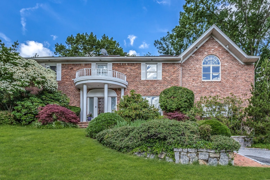 73 Tara Drive, Roslyn, NY 11576, Presented by Donna Finkelstein, Daniel